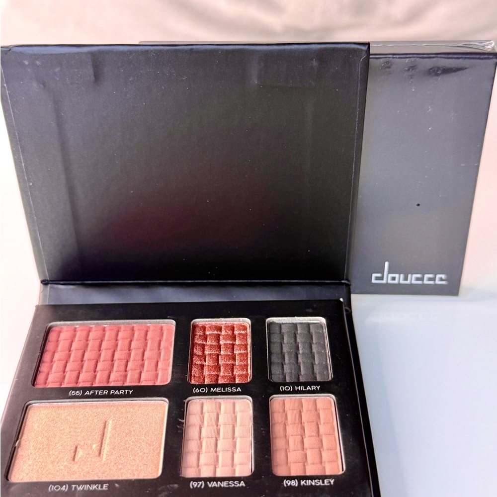 Doucce On The Go Palette 4 Eyeshadows; 1 Highlighter, 1 Blush SEALED Retail $65